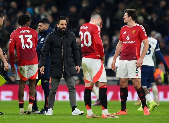 2-0爆冷搅局！曼联18负耻辱收官，切尔西1亿锋霸未现身却凭1球锁欧冠？